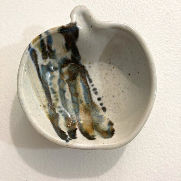 Studio Art Pottery Trinket Dish Pinecraft Canada Apple Shaped Glazed Signed - Picture 1 of 8